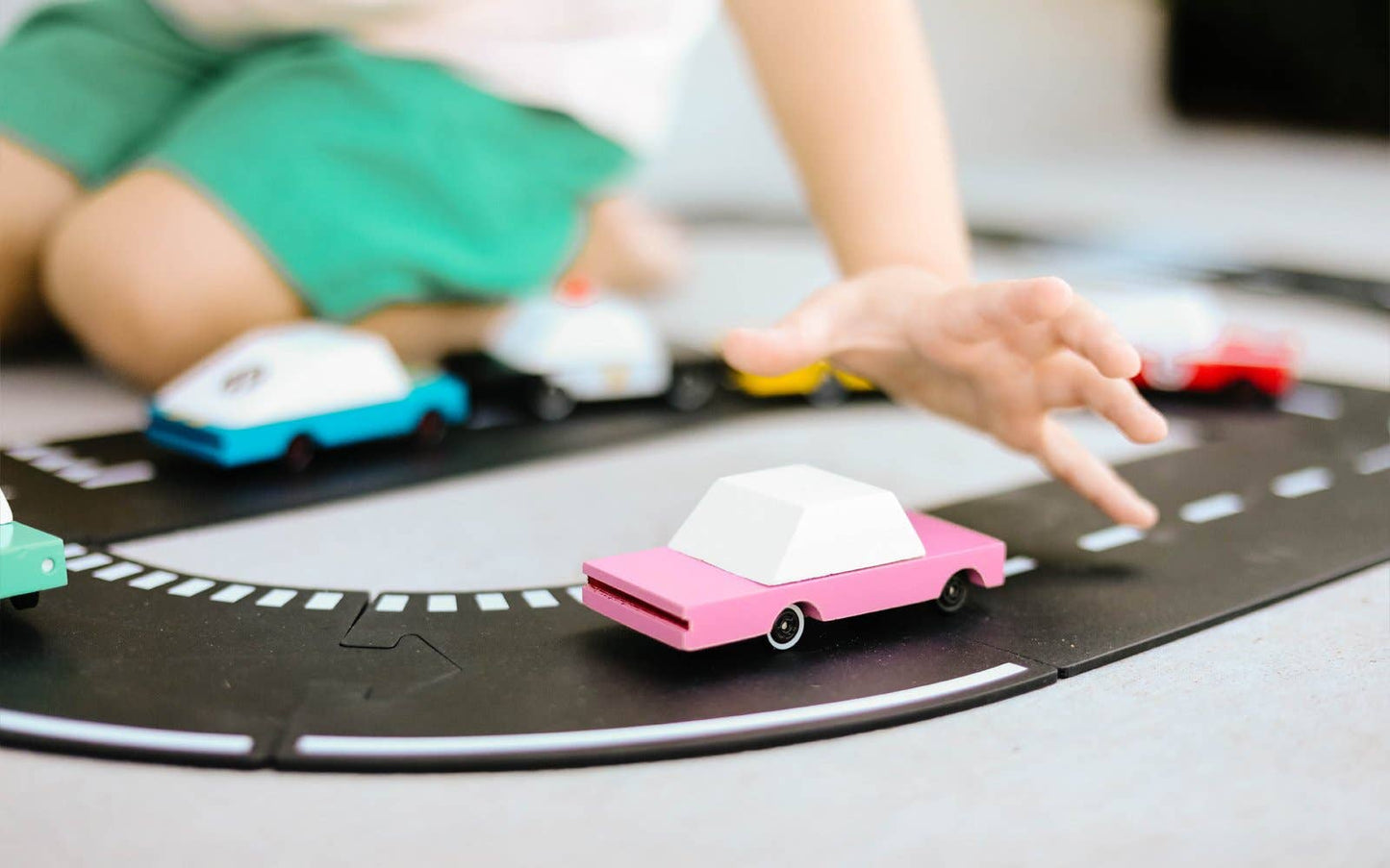 Candylab Rosafarbene Limousine Pink Sedan Retro Holzauto im Vintage Design