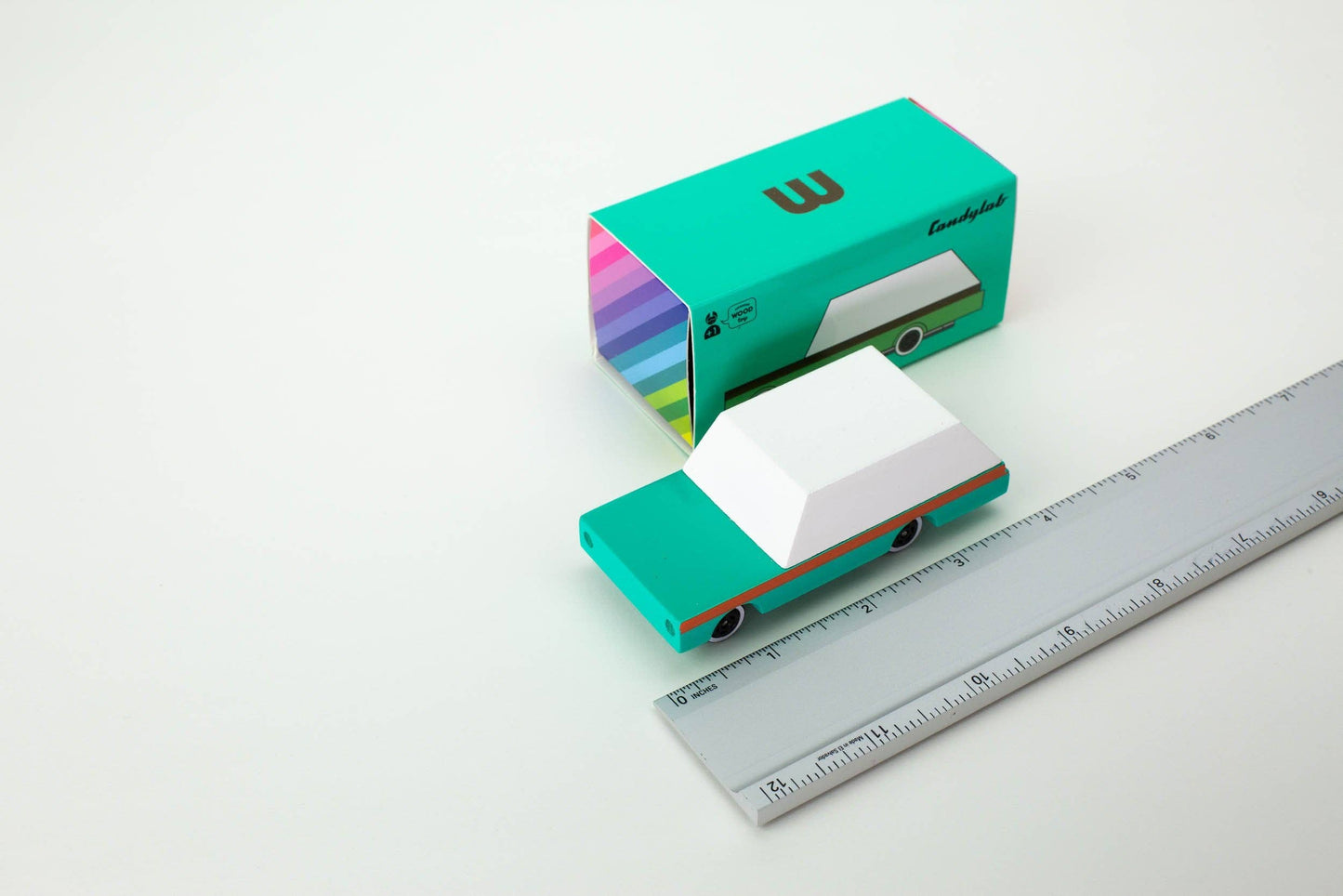 Candylab Türkisfarbener Wagen Teal Sedan Retro Holzauto im Vintage Design