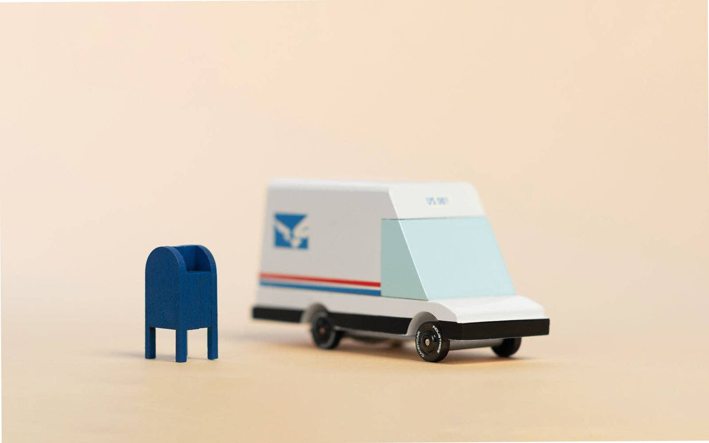 Candylab Futuristischer Postwagen Mail Van Retro Lieferwagen aus Holz im Vintage Design
