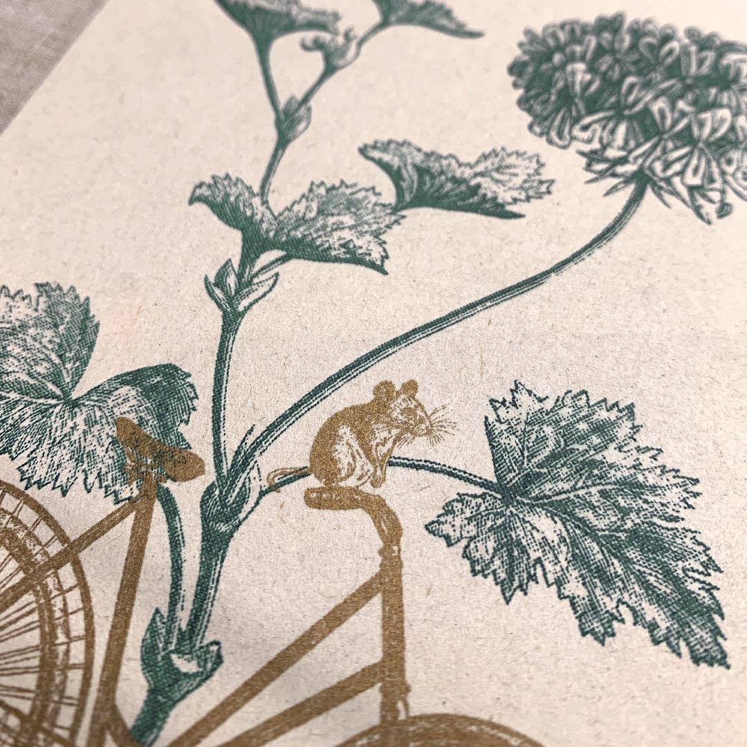 Postkarte Togethery „Fahrrad mit Maus und Pflanze", Format A6, Risographie