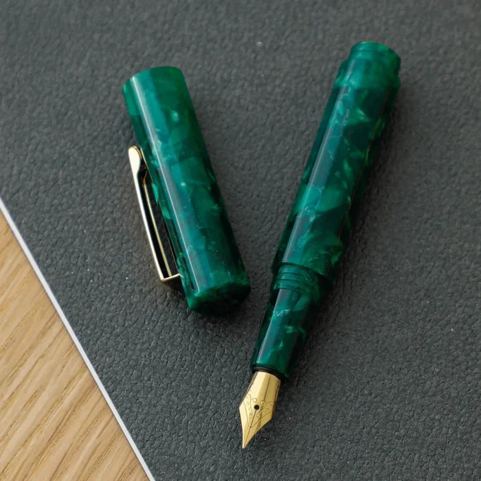 Attaché Hightide Marbled Fountain Pen in grün marmorierter Füllfederhalter im Taschenformat